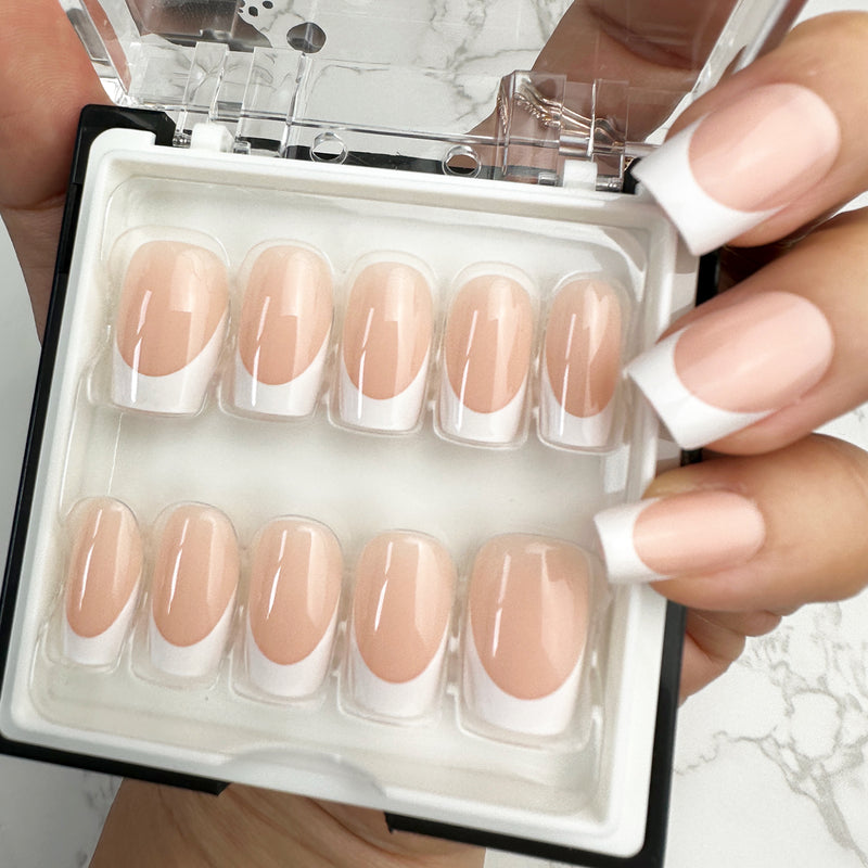 29 Pretty, Simple & Modern French Tip Nails : Black and White French Tips